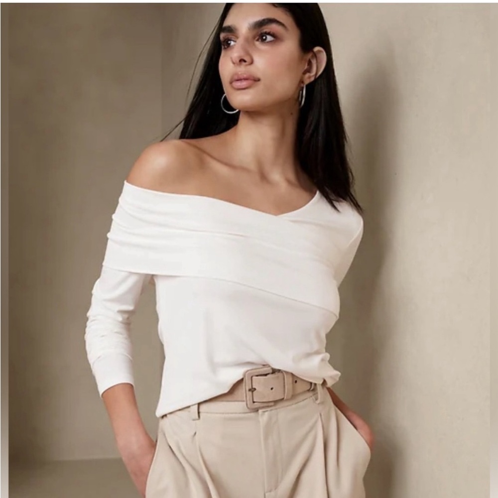 BLACK Banana Republic Rayon Off-Shoulder Top, brand new with tag, size XXS